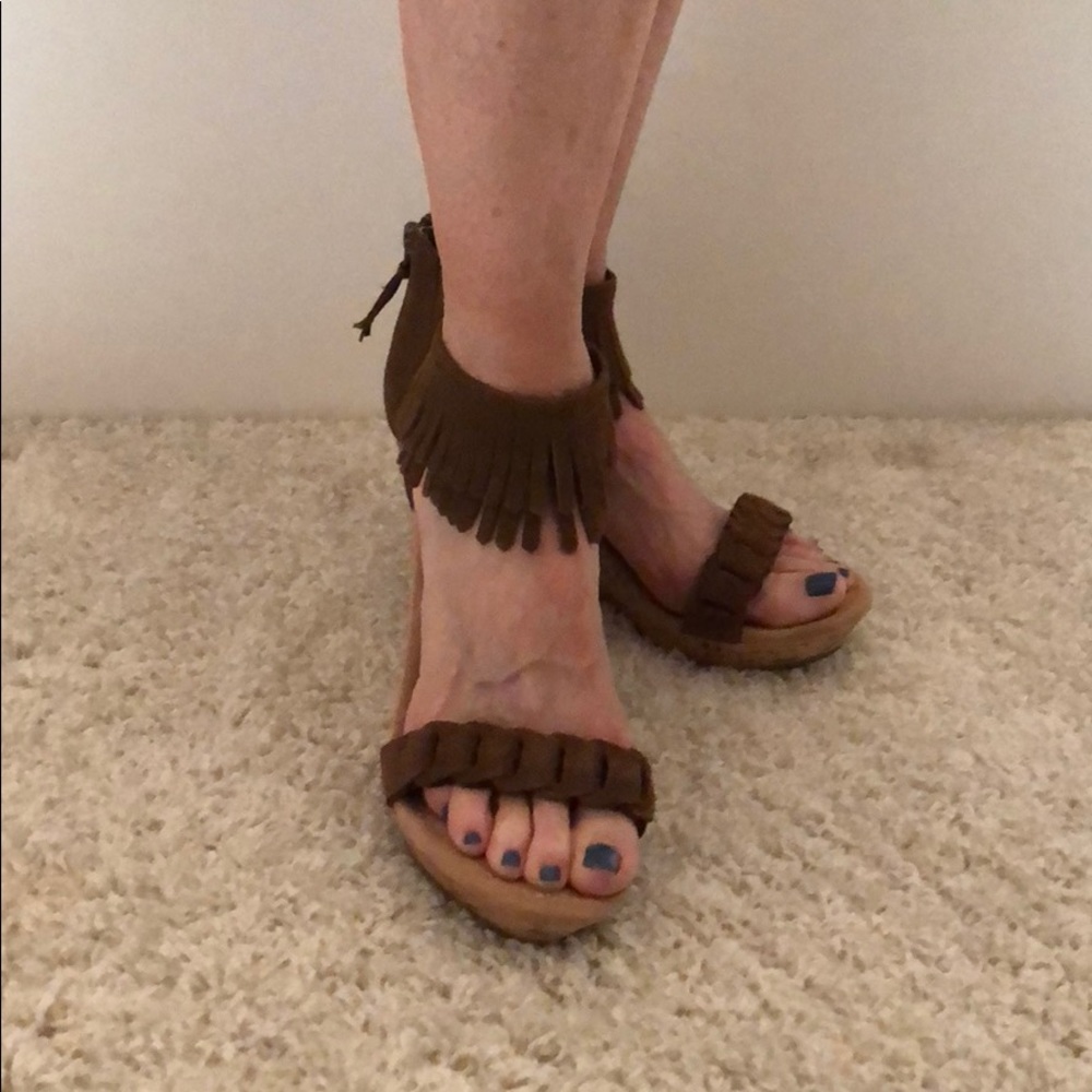 Chocolate brown Minnetonka suede fringe wedge. Sz7